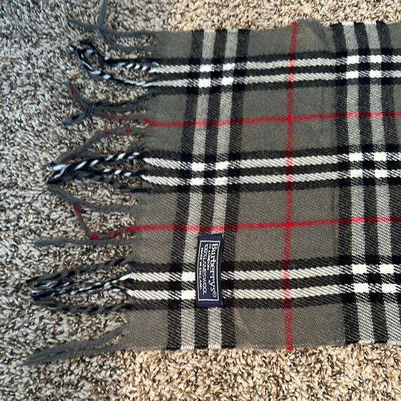 Burberry Gray , Black, and Red Checkered Scarf - Vintage Burberrys. - lambs wool - Picture 2 of 14